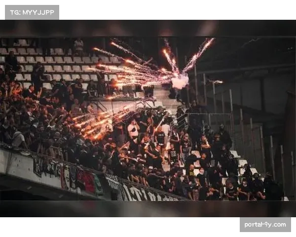 比赛花絮：巴黎王子公园球场因球迷投掷杂物，比赛中断五分钟